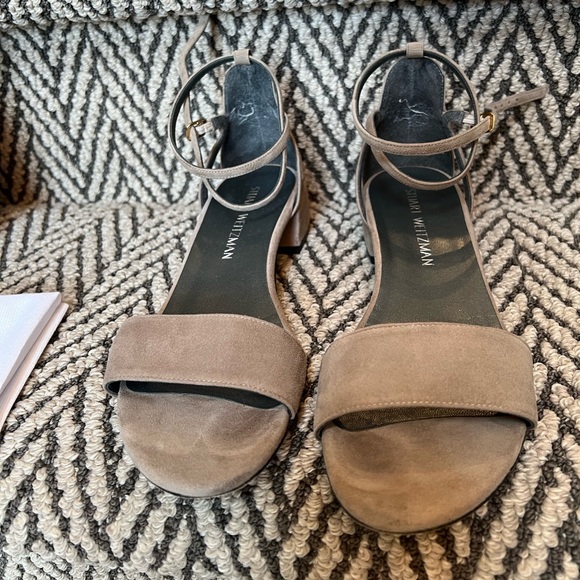 Stuart Weitzman EUC Grey Suede PeeWee Sandal - Picture 5 of 10